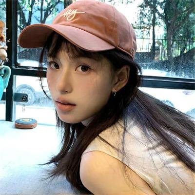 出墙红杏两家春